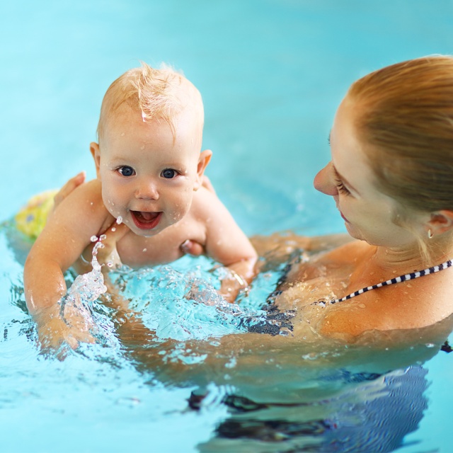 Baby im Wasser mit Mutter